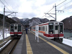 中三依温泉駅で交換する両列車
