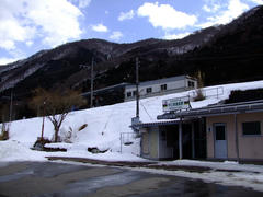 山の中の、静かな雰囲気の駅です
