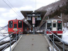 東武鉄島からの直通車両６０５０系と、会津鉄道からの直通列車“AIZU マウントエクスプレス”号が、野岩鉄道の接続駅で並びました