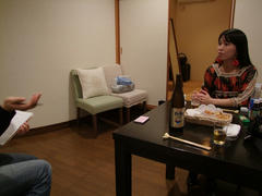 新聞社から取材を受ける西仲さん（ビール有り…笑）