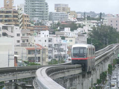 沖縄唯一の鉄道、“ゆいレール”も写真に収めます