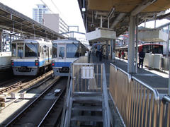 右側がＪＲ車両で、他が地下鉄車両です