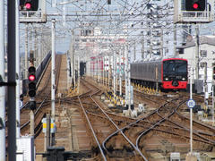 姪浜駅から西側を望む…真ん中の路線は車両基地へ…