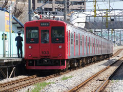 下山門駅にて…写真奥が姪浜駅方向です