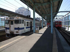 電車とディーゼルカーが行き来する唐津駅