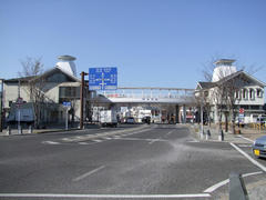 道路を挟んで、右側がＪＲ九州の伊万里駅、左側が第３セクター松浦鉄道の伊万里駅