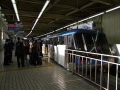 モノレールの浜松町駅時点で、7:00を過ぎていました