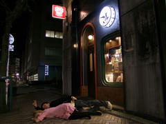 酔っぱらって、お店の前で寝転げる２人（笑）