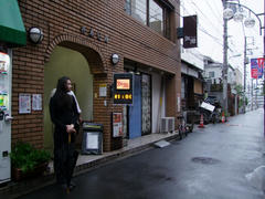 この建物の地下にライブハウスが存在するとは…