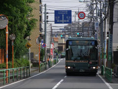 あの青看板を右に曲がって進みます