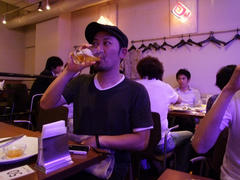 ライブ後にビールを召し上がる RayKay さん（笑）