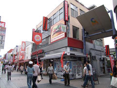こんな商店街沿いにあるお店ですが（バーガーキングの上とは…笑）、音量は特に制限はされませんでした