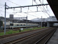早速、小田急車両による箱根湯本駅行き列車が、小田原駅に停車しています