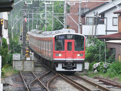 箱根登山鉄道塗装に改められた小田急車両…ちょうど４０‰の坂を駆け下りてきたところです