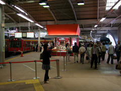 小田急車両から登山鉄道車両に乗り換える人で、駅は沢山の人で溢れ返っていた箱根湯本駅