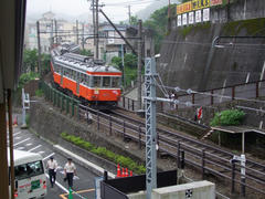 箱根湯本駅を出ると、早速８０‰の勾配が現れます