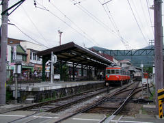 強羅駅のホームは片面に１つですが、２線入れます