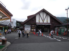 大きな屋根が特徴の強羅駅