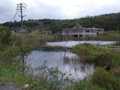 安全の為に造った奥の建物が浸水しているという…