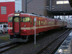 再度、東室蘭駅からは、国鉄型の７１１系で…