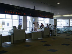 福岡空港到着…早く乗り継がないと！