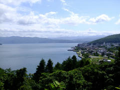 洞爺湖と、その温泉街を望みます