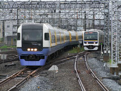 京葉線からの“わかしお”号と、右は千葉からの列車