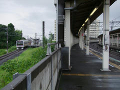 大網駅を、蘇我側の端から望む…右が外房線、左が東金線のホーム