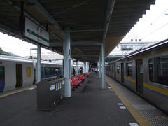 勝浦駅にて…右の列車から、左の“普通列車”に乗り換えます