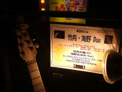 １枚、１枚、丁寧に作られる、Hey-Joe のライブ広告