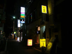オレンジ色のネオンが目印の建物に入ります