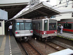 東急（右）、東武（真ん中）、日比谷線（左）の車両が顔を合わせる中目黒駅