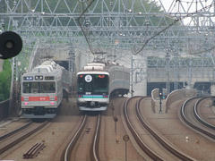 東急９０００系（左）と、横浜高速鉄道２０００系（右）