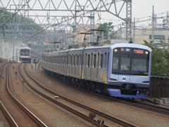 みなとみらい線Ｙ５００系（右）と、目黒線５０８０系（左）…多摩川駅付近にて
