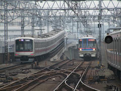 武蔵小杉駅～元住吉間では、東横線と目黒線が上下に分かれます