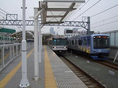 元住吉駅では、通過列車を待避出来る構造にもなっています