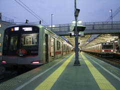菊名駅…日比谷線直通用の１０００系（右）は、基本的にこの駅で折り返します