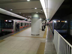 横浜駅にて…日中以外の優等列車には、通勤特急という種別も出来ました