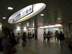 横浜駅の入り口は、意外にも目立たない感じが…