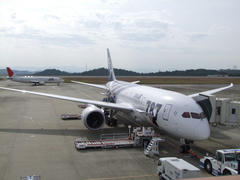 背後には、ライバル航空会社、日本航空が…