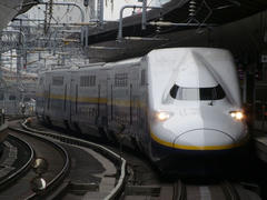 東京駅にて…結構カーブしてますね
