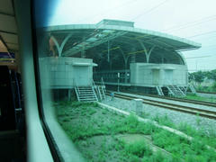 途中の駅は全て通過します