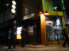 お店の入り口にも、今回のライブのポスターが貼られ、準備完了！