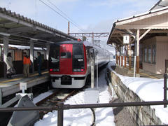 土地が限られている感じがする湯田中駅
