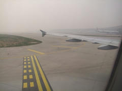 北京の空港に到着…やはりガスっています