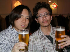 飛び切りの笑顔でベースの太田君と乾杯（笑）！