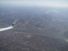 成田空港離陸！…右奥に空港が見えます