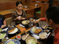 沖縄式のトンカツ定食は、味噌汁を沖縄そばに変更出来たりします♪