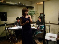 ３人のみで演奏する事も…