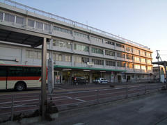 朝日を浴びる国府津駅